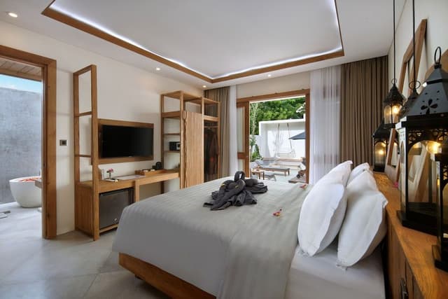 Superior Suite, 1 King Bed, Bathtub, Pool View
