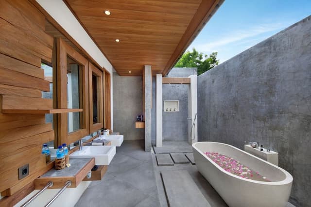 Superior Suite, 1 King Bed, Bathtub, Pool View
