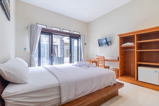 Deluxe Double Room, 1 King Bed, Non Smoking, Private Bathroom