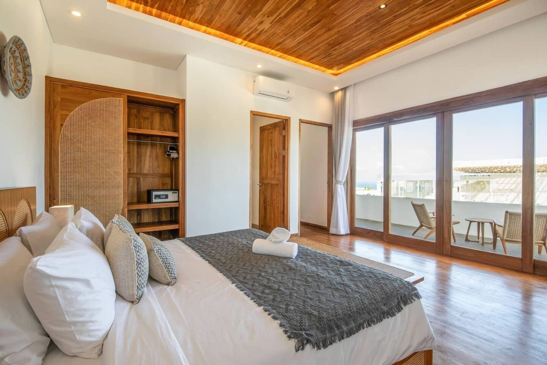 Breeze · Opulent 6 BR in with Ocean View, 5 mins to Savaya Breeze · Opulent 6 BR in with Ocean View, 5 mins to Savaya