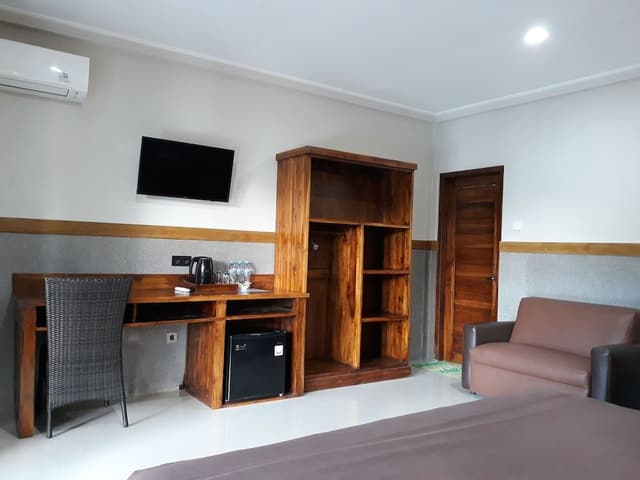 Deluxe Triple Room, Bathtub, Poolside