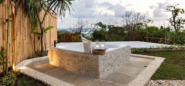Superior Bubble, Bathtub, 100 m from the ocean