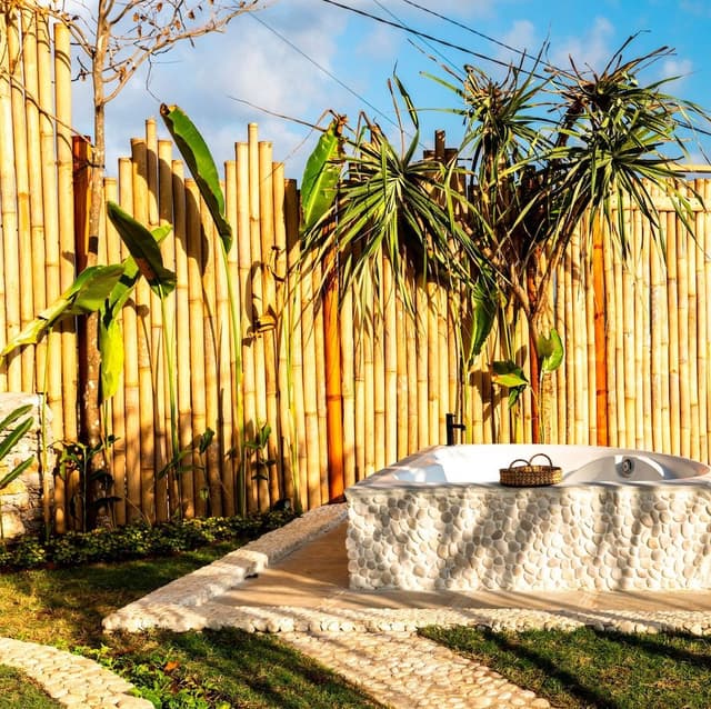 Superior Bubble, Bathtub, 100 m from the ocean