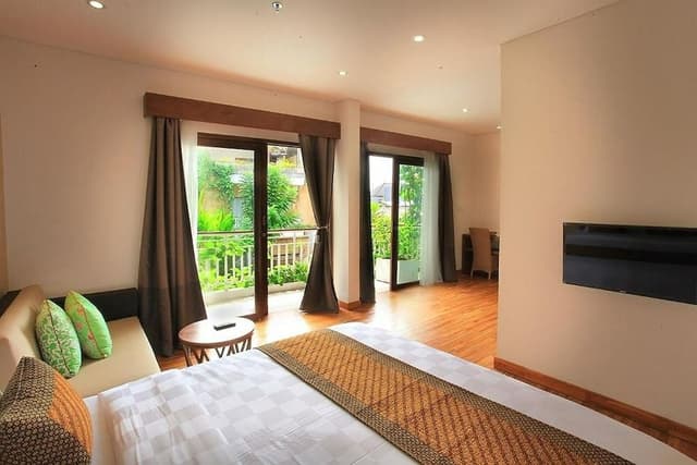 Suite Room with Pool View