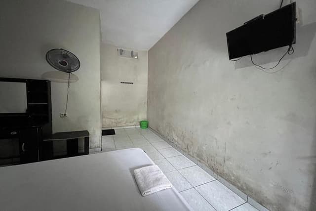 Economy Room
