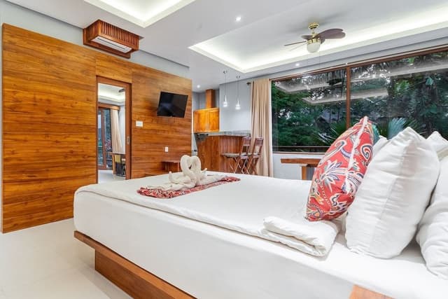 Deluxe Room, 1 King Bed, Kitchen