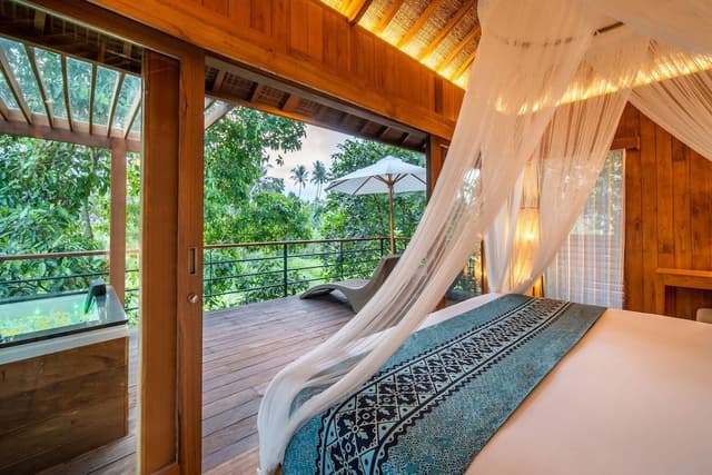 Deluxe Suite with Hot Tub and Free Scheduled Activities
