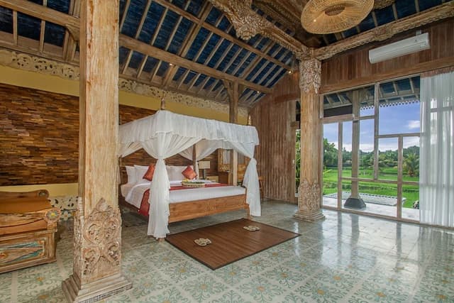 Villa with Garden View