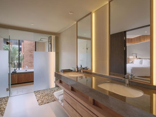 Grand Deluxe room, balcony and pool view - 1 king bed