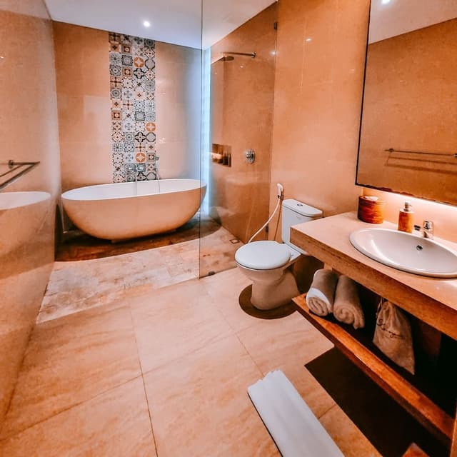 Suite, Pool View