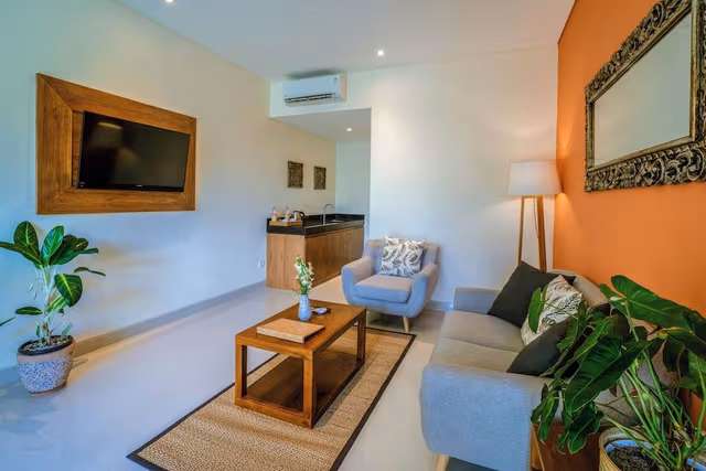 Suite, Pool View