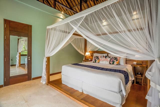 Standard Suite (Pool View 1)