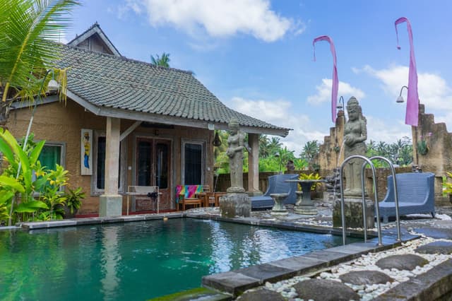 Bungalow with Balcony