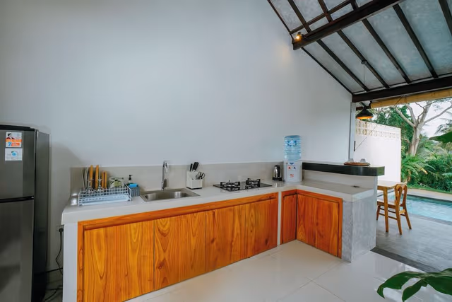 Classic Villa, 1 King Bed, Kitchen, Pool View
