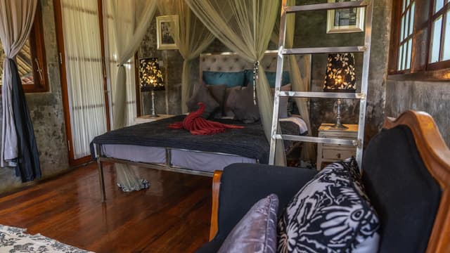 Silver Room with 2 Queen Beds