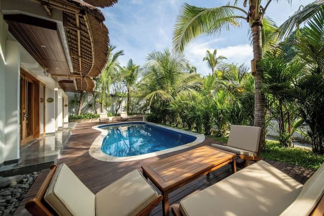 Double Room, 1 King Bed, Pool View