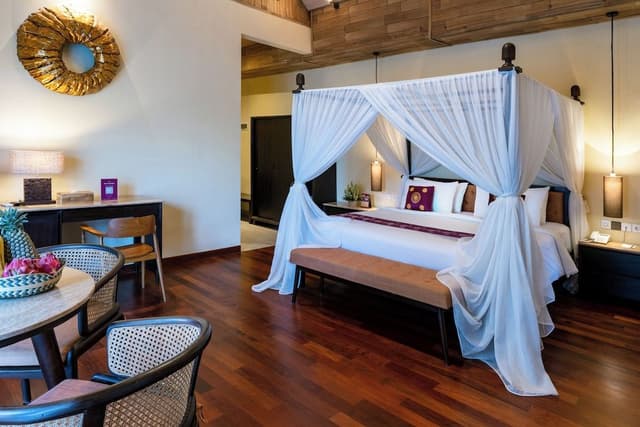 Standard Studio Suite, 1 King Bed, Pool View, Ground Floor