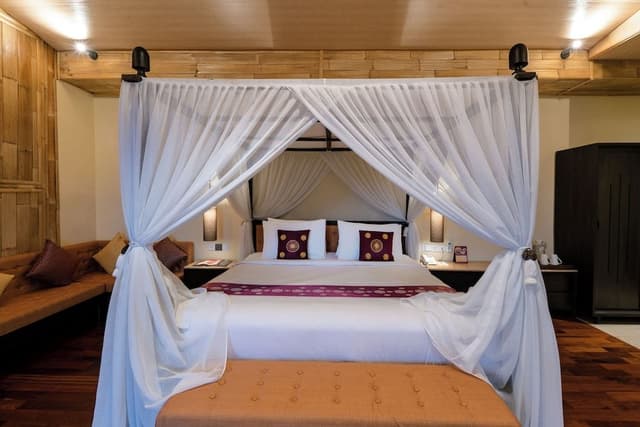 Standard Studio Suite, 1 King Bed, Pool View, Ground Floor