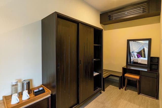 Standard Studio Suite, 1 King Bed, Pool View, Ground Floor