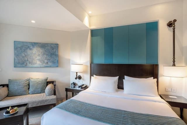 Premium Room, 1 King Bed, Pool Access