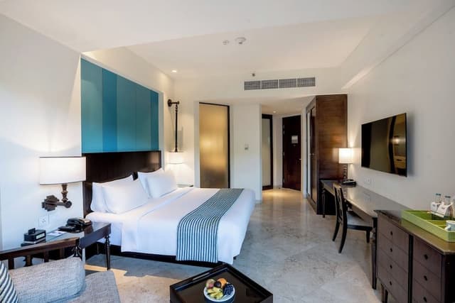 Premium Room, 1 King Bed, Pool Access