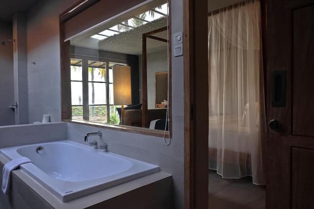 Luxury Suite, 1 King Bed, Ocean View, Oceanfront