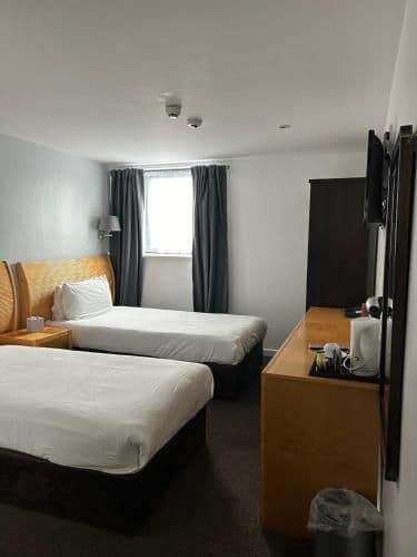 2 Single Beds Room