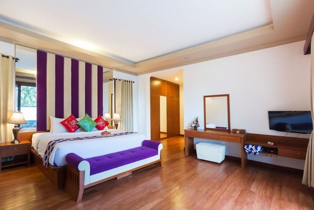 Deluxe Double Room, 1 King Bed, Pool View