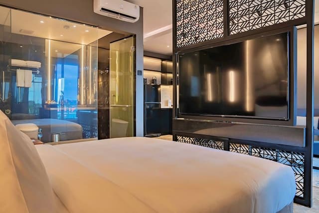 Deluxe Signature Suite
