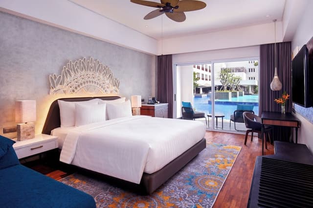 Deluxe Room, 1 King Bed, Pool Access