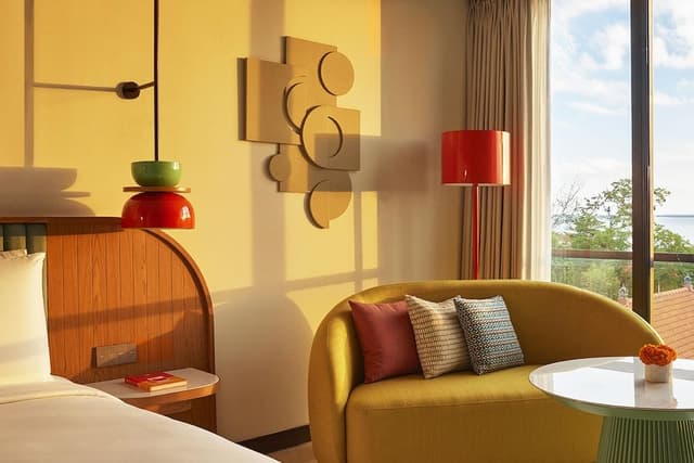 Room, 1 King Bed (Neighborhood View)
