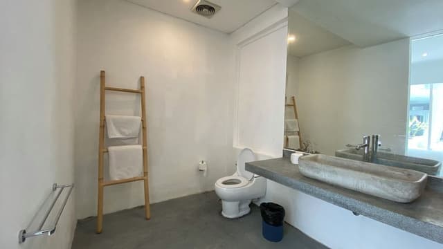 Executive Studio, Pool View