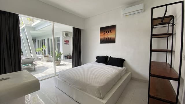 Executive Studio, Pool View