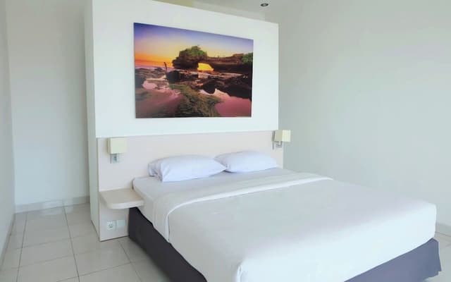 Superior Studio, Pool View