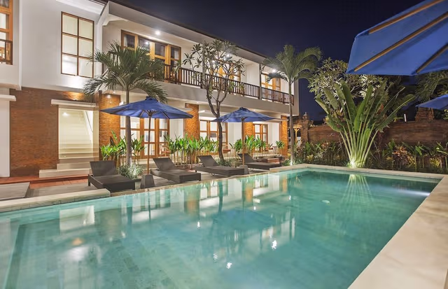 Suite, Pool View