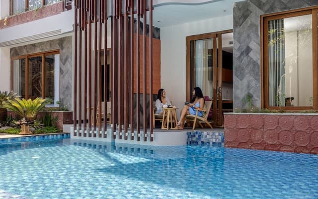 Deluxe Suite Pool Access