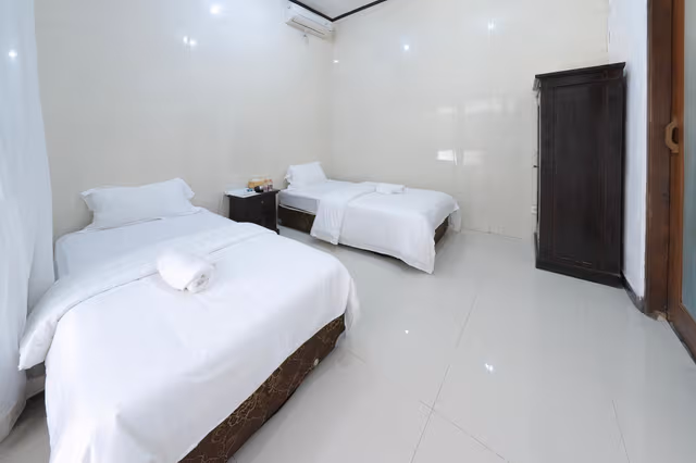 Street View Double Room with 2 Single Beds