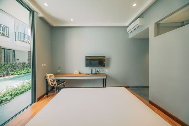 Double Room, Poolside