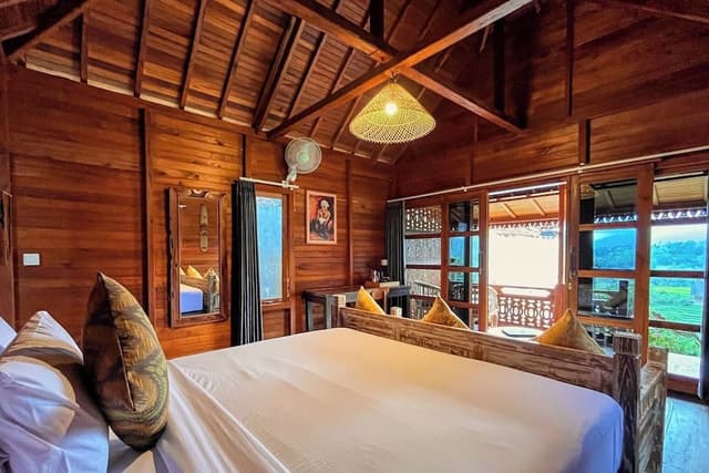 Wooden Suite with Mountain View