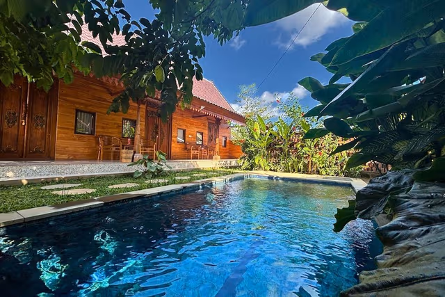 Villa with Pool View
