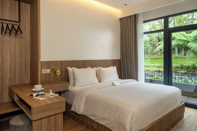 Family Room, Garden View