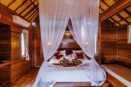 Sunday Huts Lembongan0