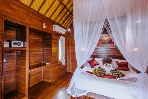 Sunday Huts Lembongan2