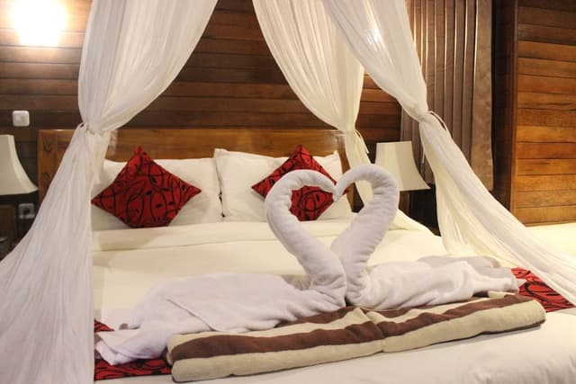 Deluxe Double Room, 1 King Bed, Balcony, Garden View