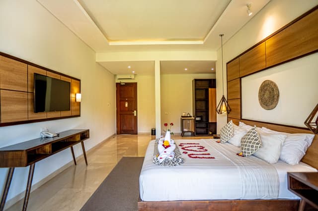 Suite with Bathtub