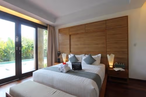 Deluxe Pool Access Room