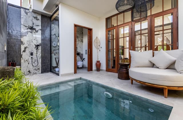 Deluxe Pool