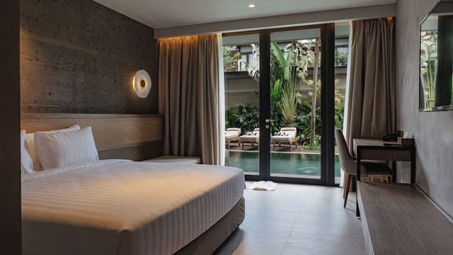 Deluxe Room Pool Access