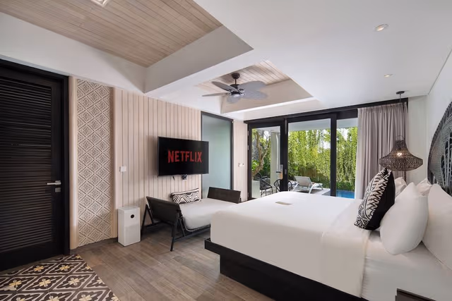 Suite, Pool View