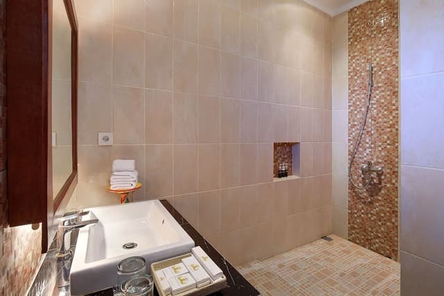 Suite, Pool Access